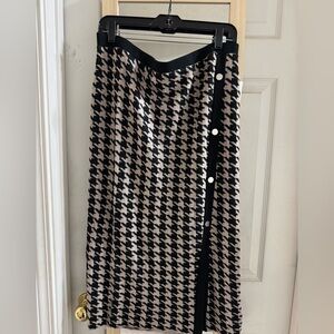 RetrologyBlack & Cream Houndstooth Button-Trim Midi Skirt